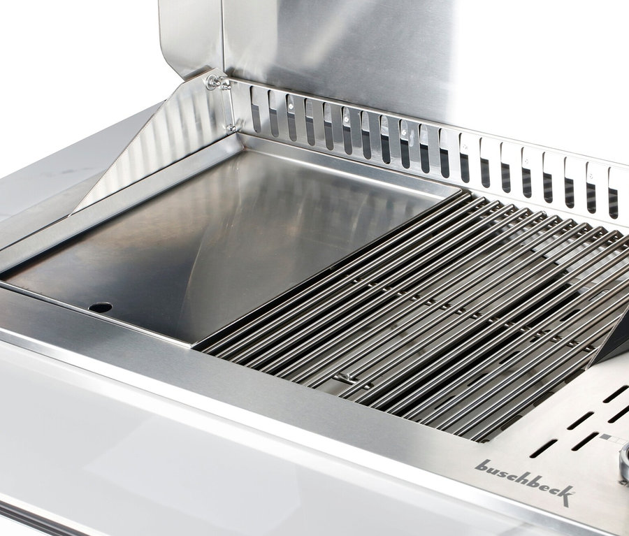 Detailansicht der Buschbeck Outdoorküche »Sheffield« mit Grill und Wetterschutzhülle aus Edelstahl.