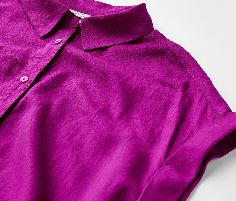 Detailansicht eines Leinenkleids.