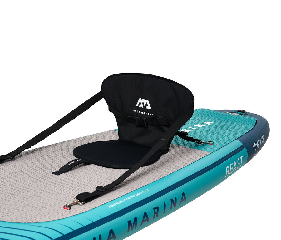 Detailansicht des Aqua Marina SUP Boards »Beast« 10'6" mit einem schwarzen Sitz, der mit Gurten befestigt ist.