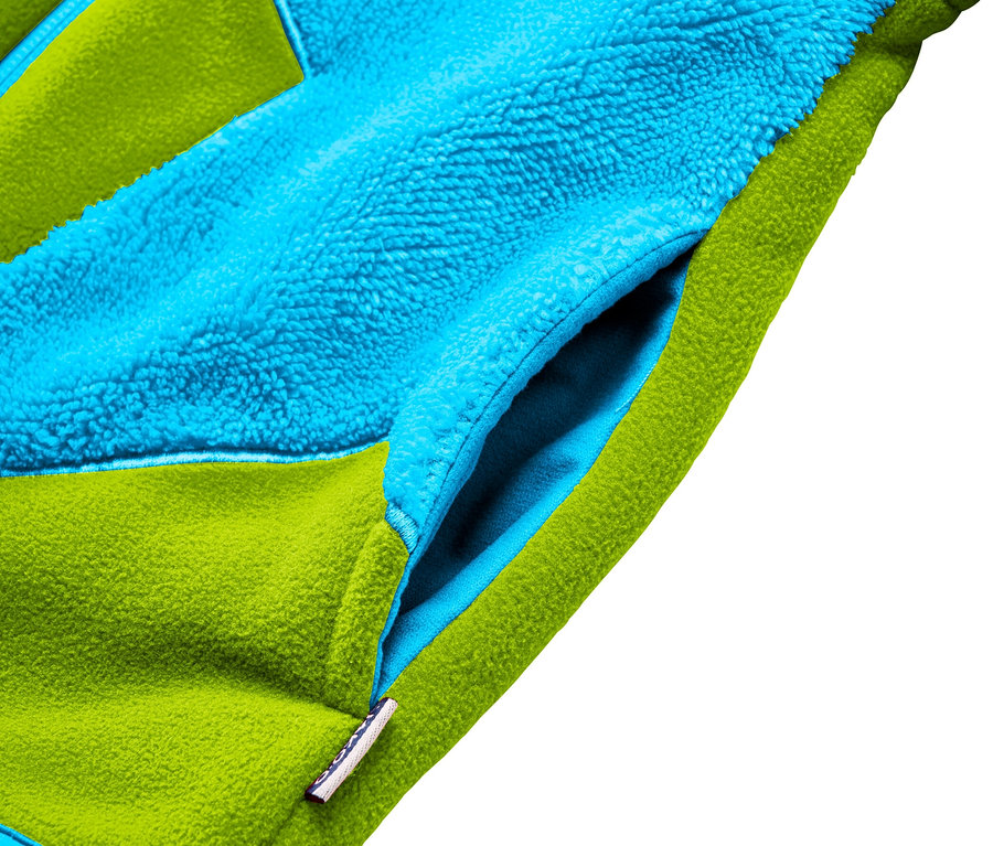 Detailansicht einer grün-blauen Fleecejacke mit Tasche.