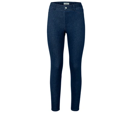 Blaue Jeans auf weißem Hintergrund.