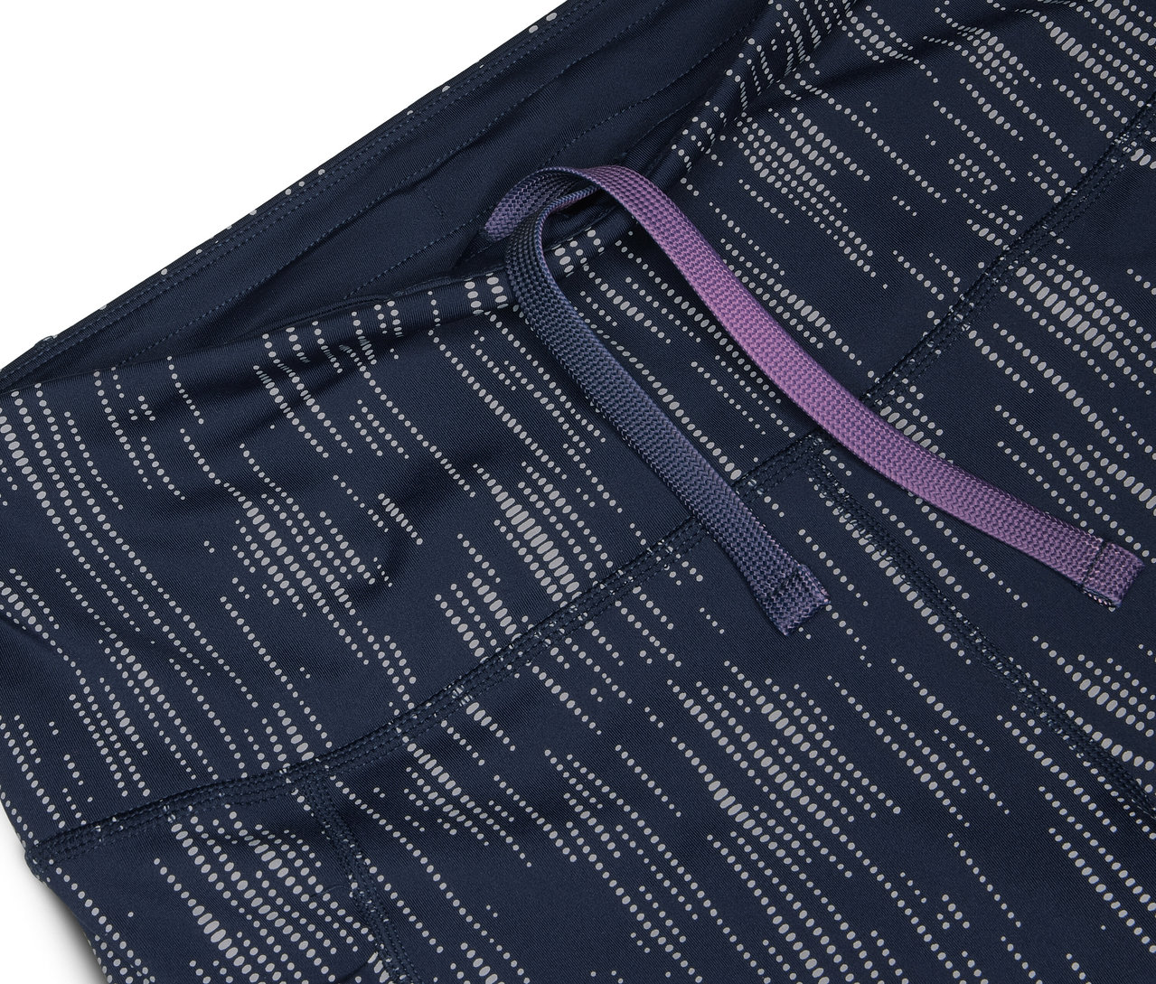 Detailaufnahme von marineblauen Sportshorts mit silbernem Muster und violett-blauem Kordelzug.