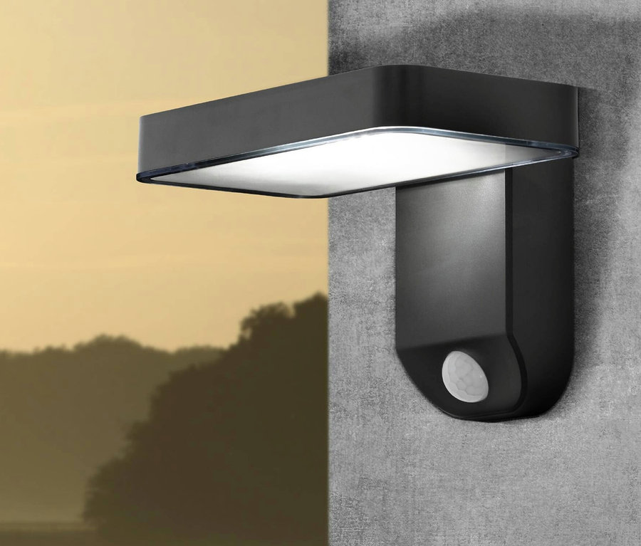 Eglo Solar-Wandleuchte »Pastion« an einer Wand.