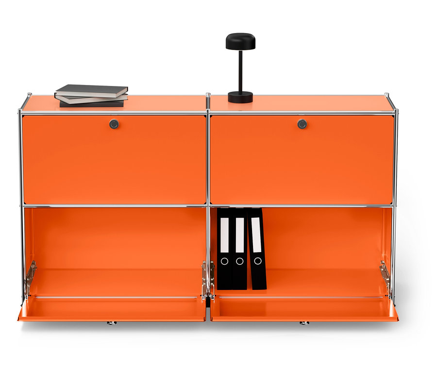 Ein orangefarbenes modulares Schrankelement mit zwei Büchern oben und drei Ordnern darin.