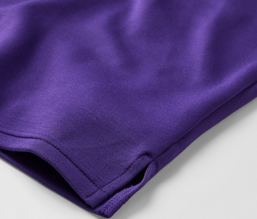 Detailansicht eines lila Hoodies aus Modal-Mix.