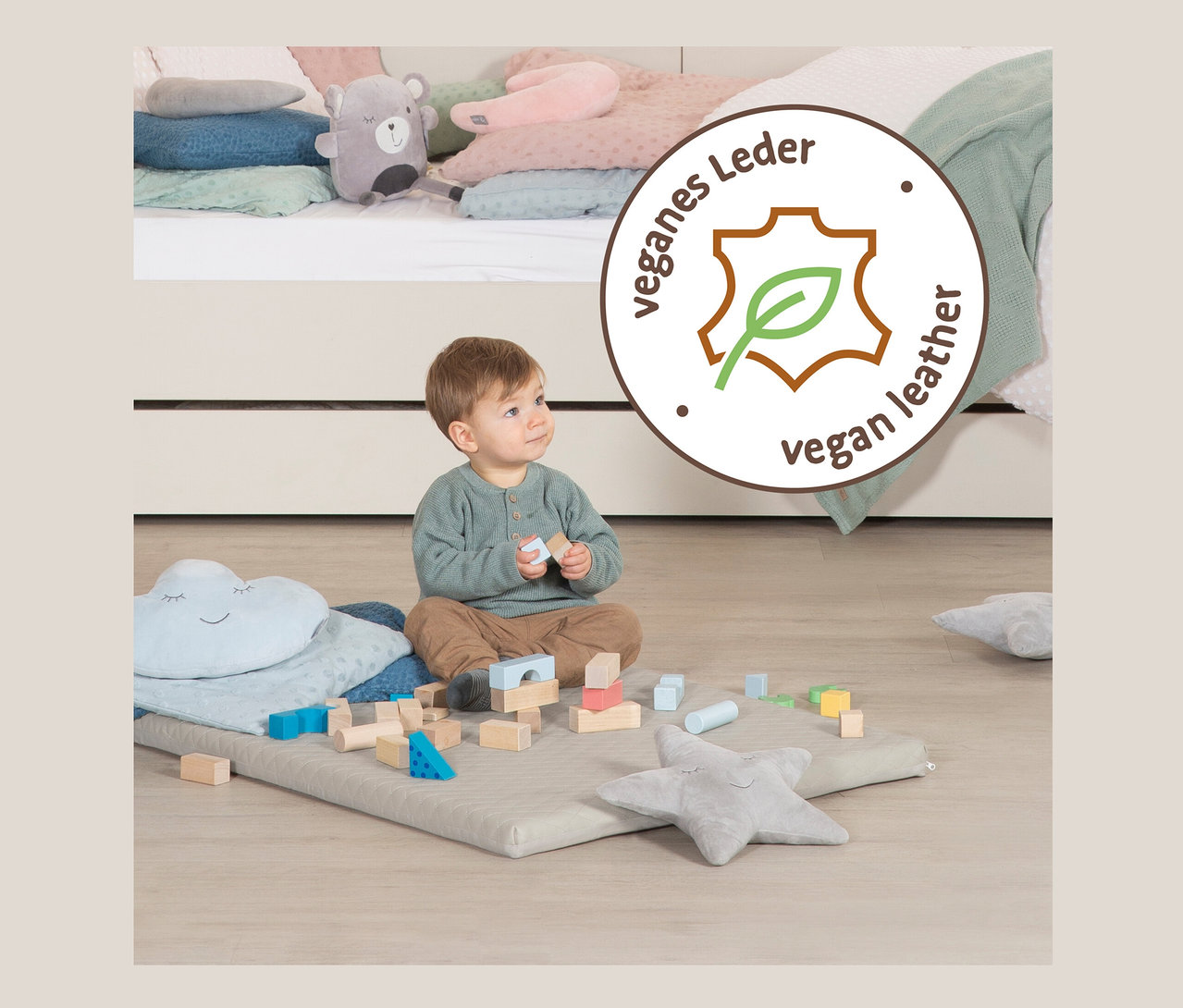 Junge spielt mit Bauklötzen auf roba Spielmatte »Luxe«.