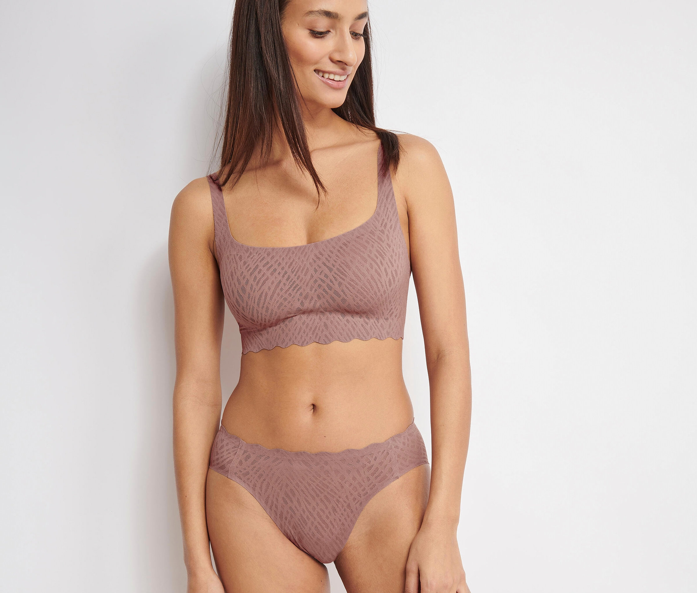 Frau trägt ein sloggi ZERO Feel Bliss Top und passende Unterhose in Kakao.