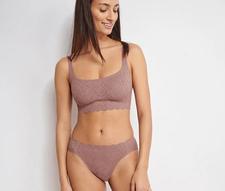 Frau trägt ein sloggi ZERO Feel Bliss Top und passende Unterhose in Kakao.