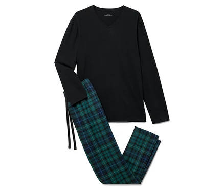 Schwarzes Langarmshirt und karierte Schlafanzughose.