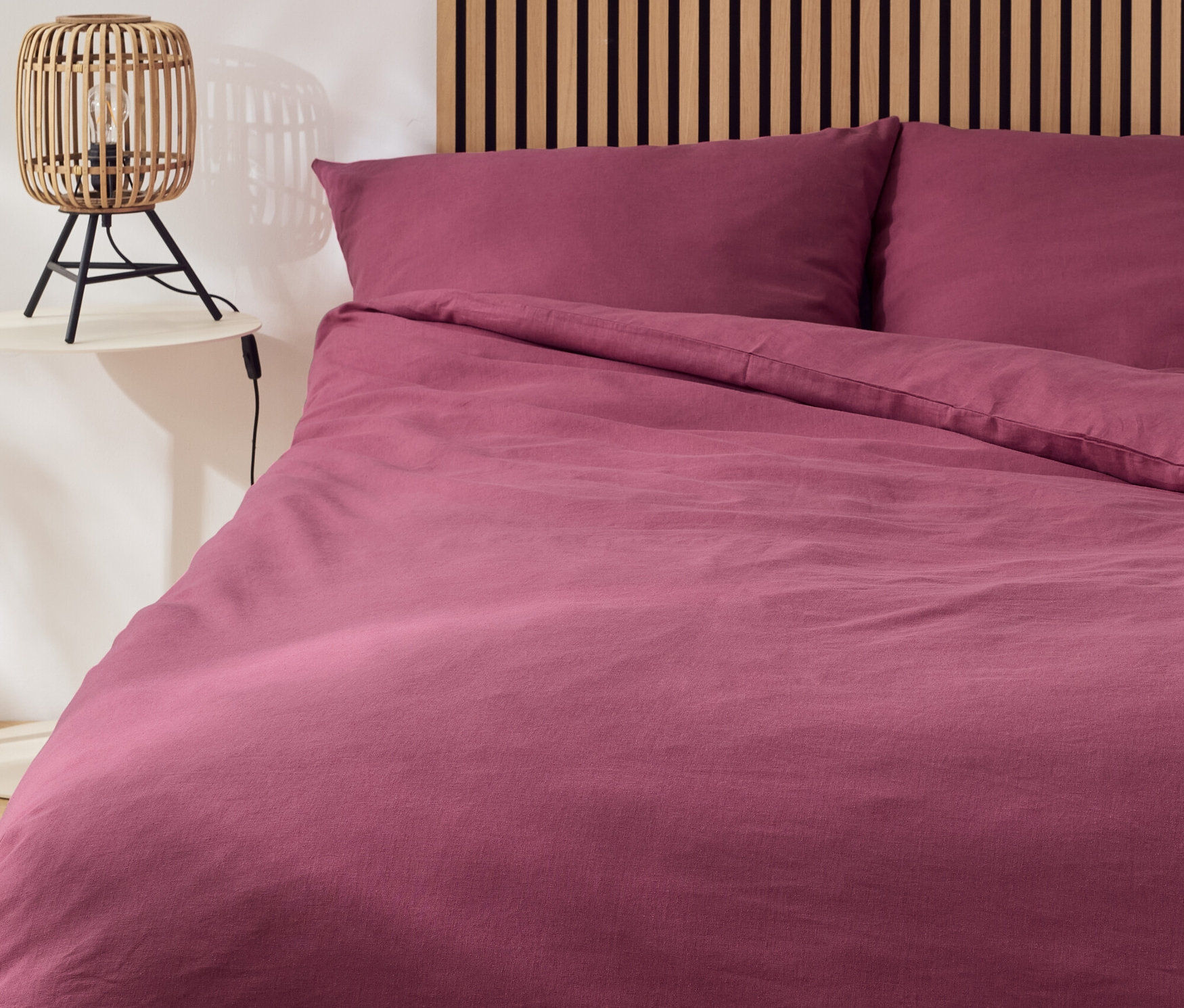 Violettes Bett mit Halbleinen-Bettwäsche in Normalgröße und Übergröße.