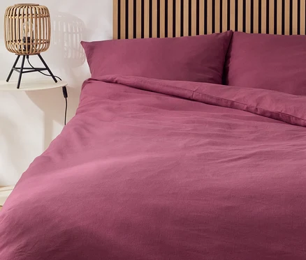 Violettes Bett mit Halbleinen-Bettwäsche in Normalgröße und Übergröße.