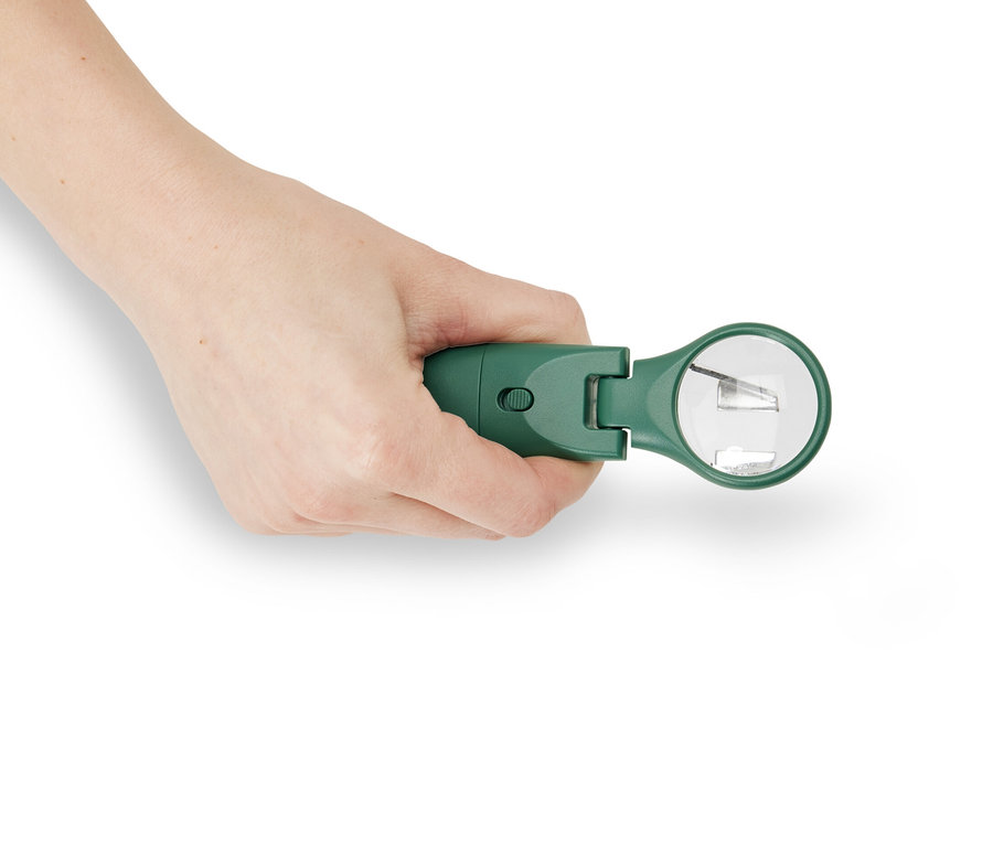 Hand hält Tier-Zeckenentferner mit LED.