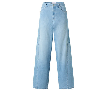 Hellblaue, weitgeschnittene Jeanshose.