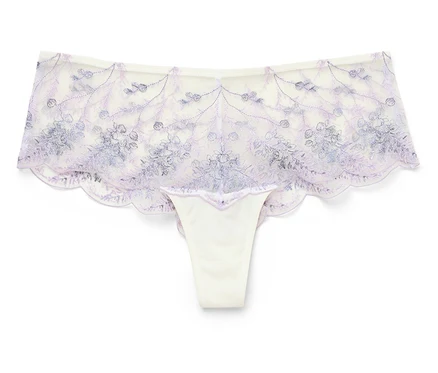 Elfenbeinfarbener Tanga mit lila Blumenmuster auf weißem Hintergrund.