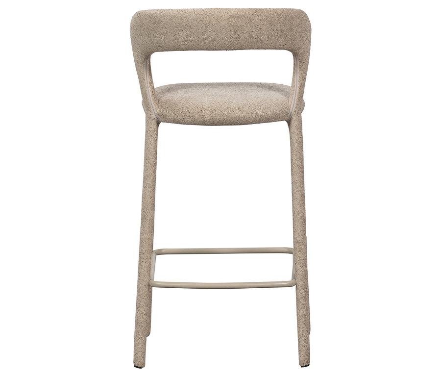 Ein einzelner, hoher Barhocker mit Rückenlehne steht vor einem weißen Hintergrund.