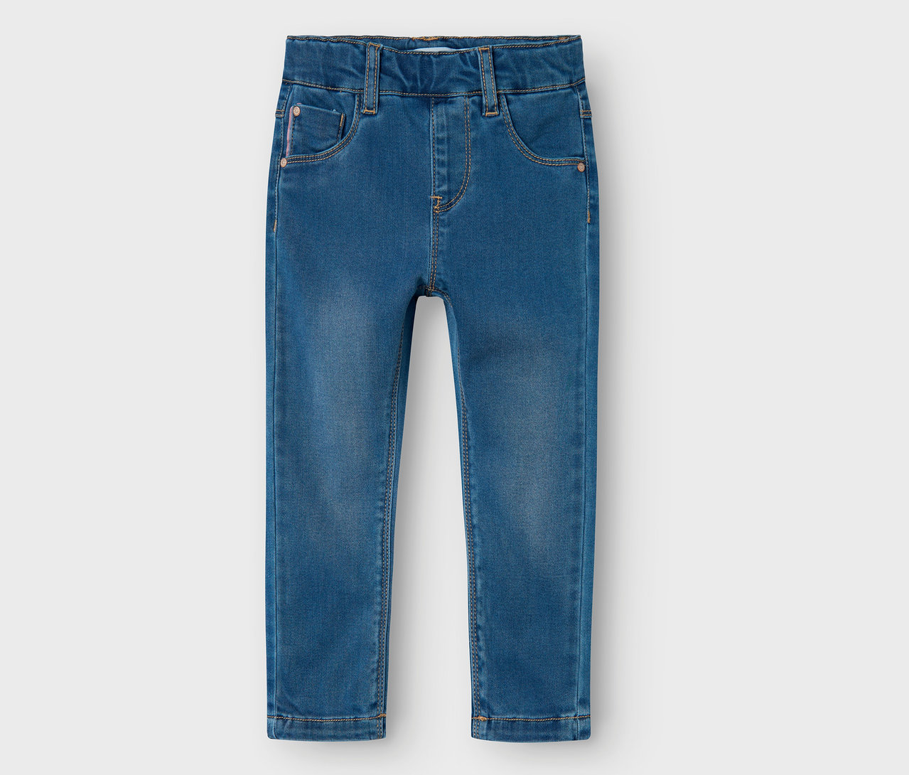 Blaue NAME IT Jeggings auf einem weißen Hintergrund.