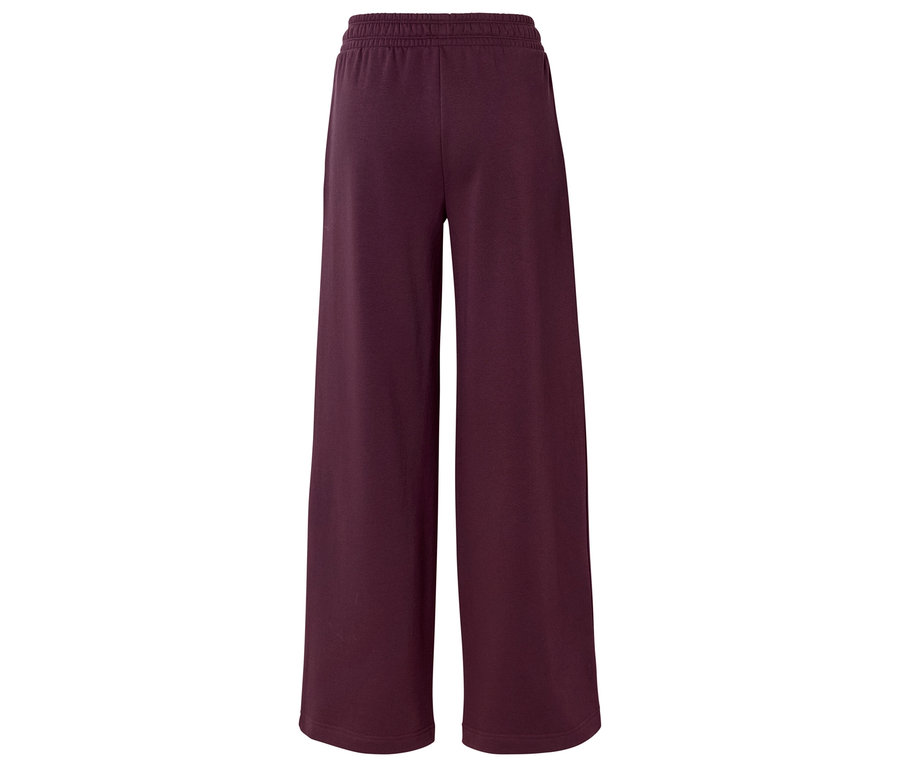 Eine lange, weinrote Hose mit weitem Bein und Gummibund.