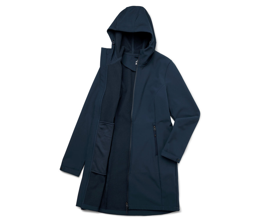 Eine offene, marineblaue, lange Regenjacke mit Kapuze liegt auf einem weißen Hintergrund. Die Jacke hat eine Reißverschlusstasche.