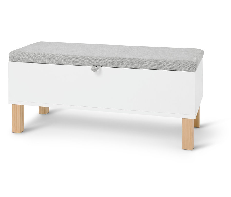 Weißer Truhenhocker mit hellgrauem Kissen auf hellem Hintergrund.