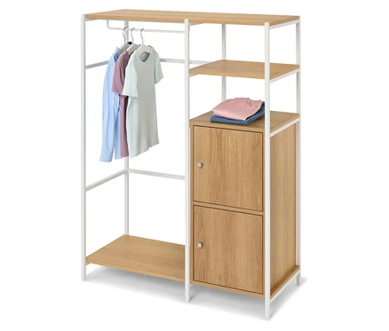Garderobenständer aus hellem Holz und weißem Metall mit hängender Kleidung und gefalteter Kleidung auf einem Regal.