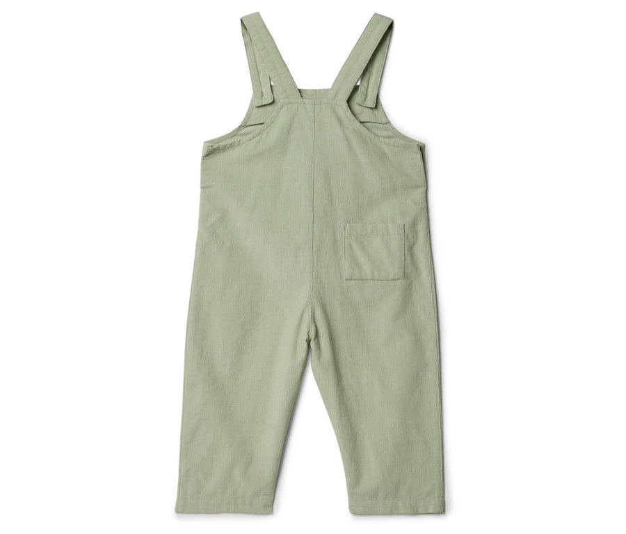 Hellgrüne Kinderlatzhose mit Tasche auf der Rückseite.