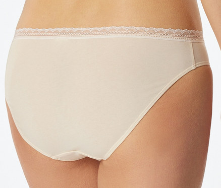 Rückenansicht einer Person, die einen beigefarbenen SCHIESSER Rio-Slip mit Spitzenbesatz am Bund trägt.