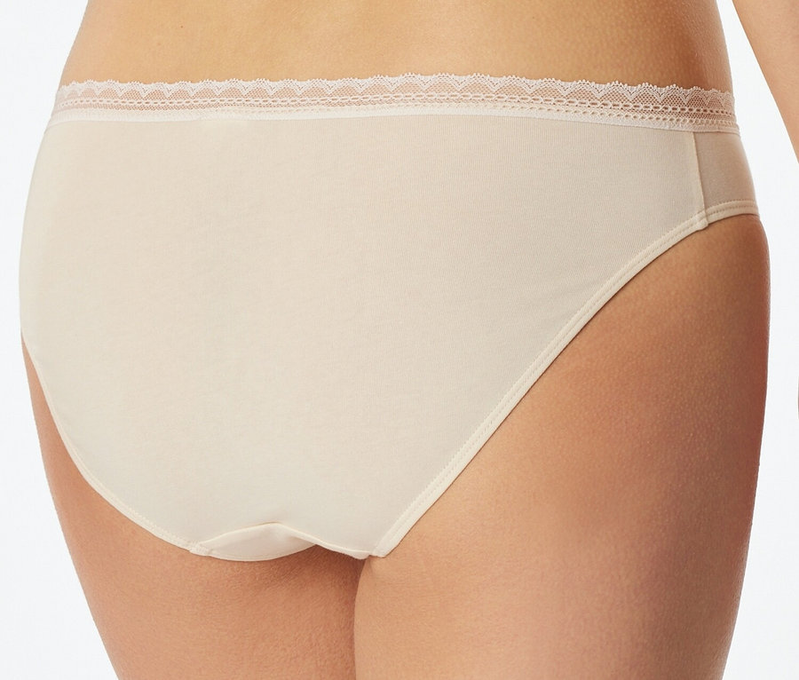 Nahaufnahme der Rückseite einer Frau, die einen hautfarbenen Slip mit Spitzenbesatz trägt.