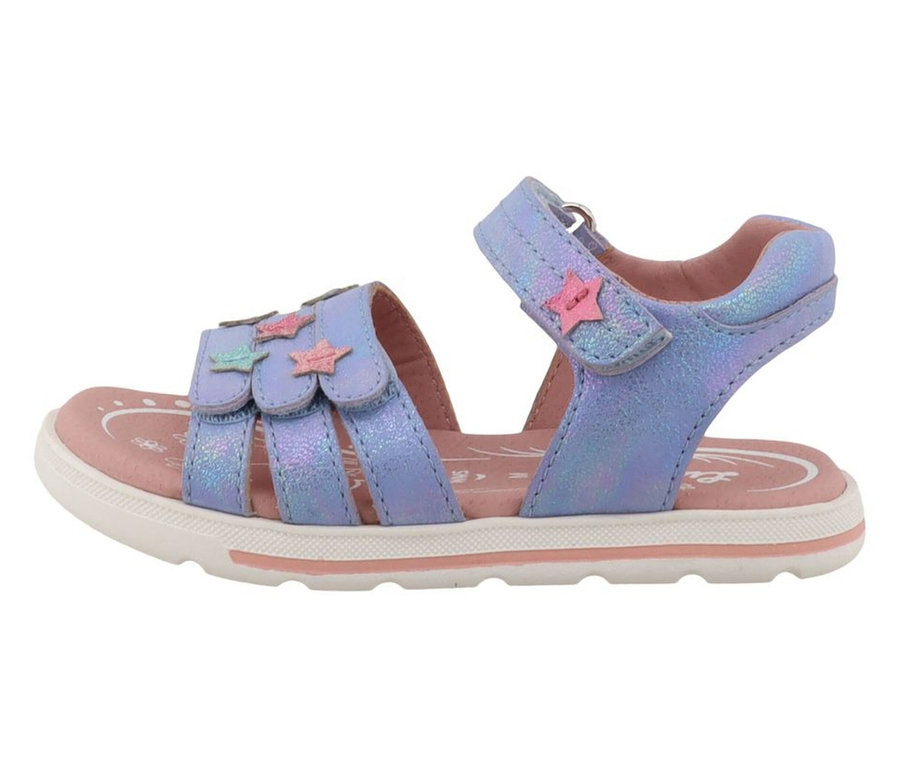 Eine blaue LURCHI Mädchen-Sandale »Carin« mit schimmernden Riemen. Drei Riemen vorne sind mit rosa und hellblauen Sternen verziert. Ein Knöchelriemen hat einen rosa Stern am Klettverschluss. Die Sandale hat ein rosa Fußbett und eine weiße Sohle mit rosa Streifen.