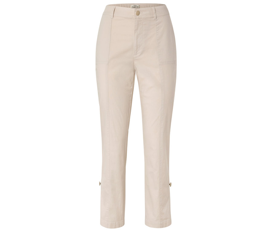 Beige Stoffhose mit geradem Bein und Knöpfen am Saum.