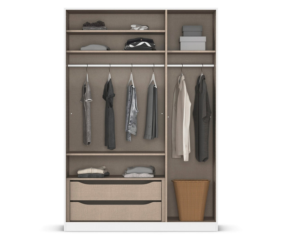 Offener Kleiderschrank mit Regalen, Kleiderstange, zwei Schubladen und Wäschekorb. Kleidung hängt an Kleiderbügeln.