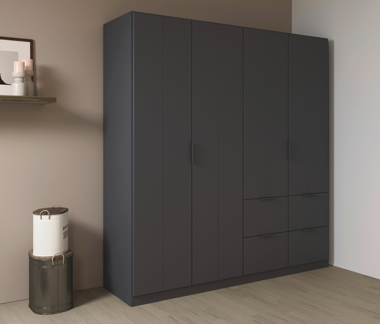 Ein großer, grauer Kleiderschrank steht in einer Ecke. Links davon stehen zwei dekorative Eimer übereinander.
