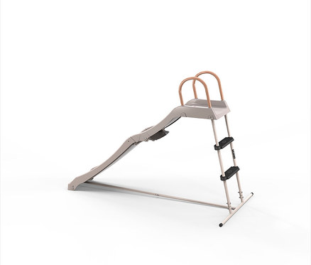 Eine hellgraue Kinderrutsche mit einer Leiter mit zwei Sprossen steht auf einem weißen Hintergrund.