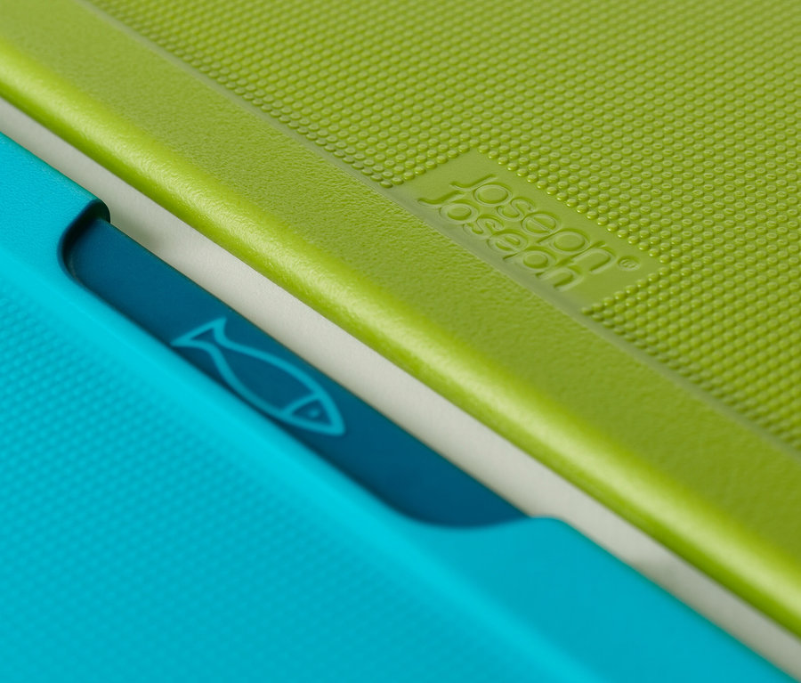 Nahaufnahme von grünen und blauen Joseph Joseph Schneidebrettern.