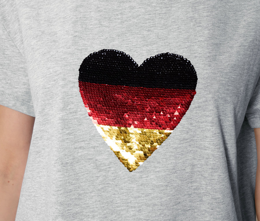 Graues T-Shirt mit einem Herz in den Farben der deutschen Flagge.