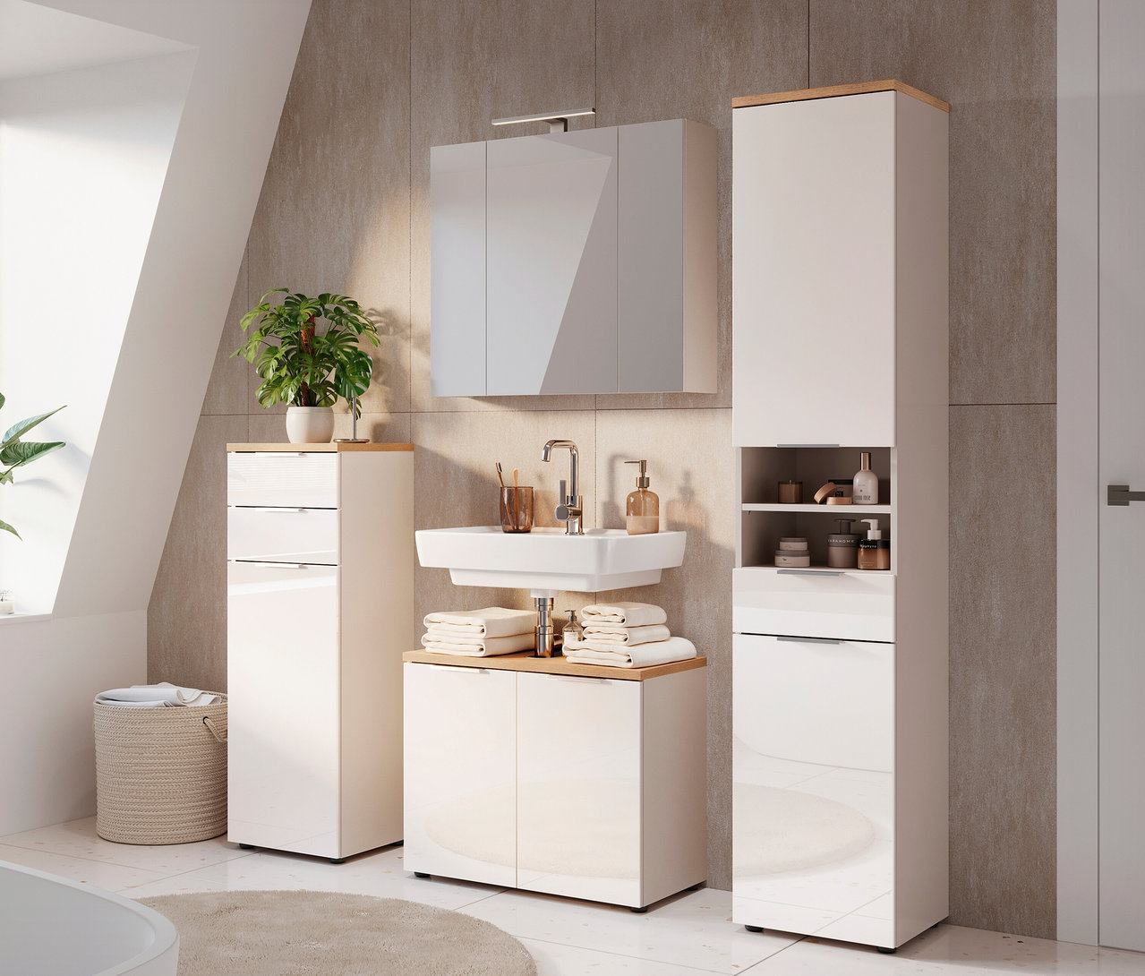 Badezimmeransicht mit Waschbecken, Spiegelschrank, Hochschrank und Kommode in Weiß mit Holzplatte. Handtücher liegen auf dem Unterschrank.