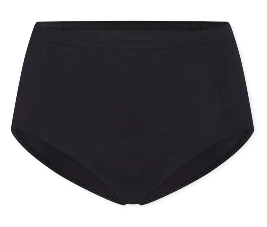 Schwarzer SCHIESSER Invisible Slip Maxi, flach auf weißem Hintergrund liegend.