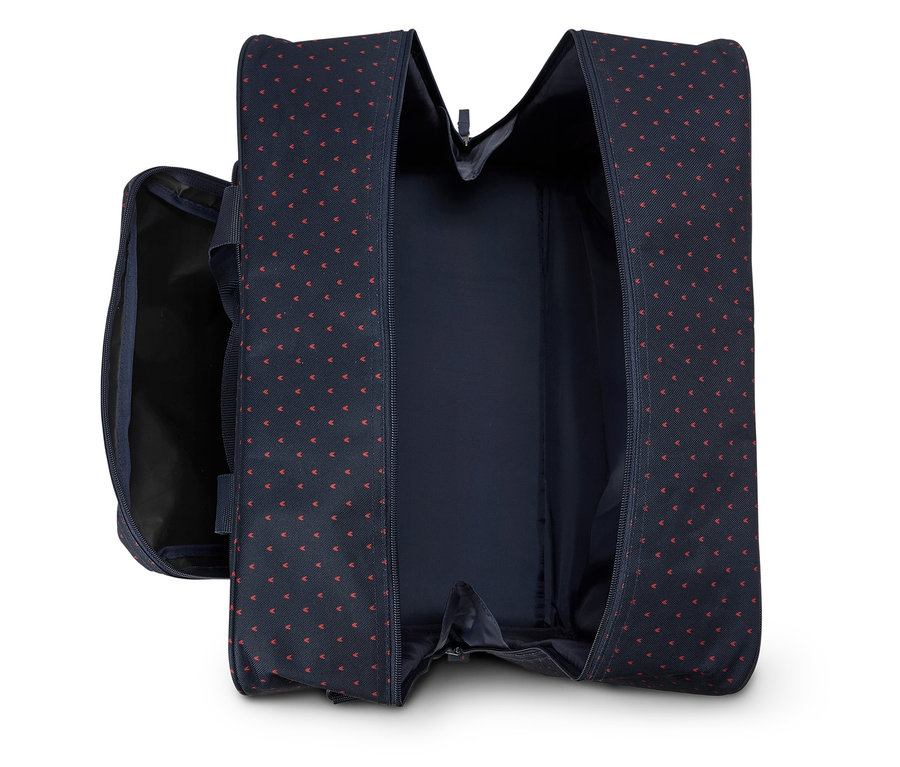 Offene, dunkelblaue Reisetasche mit rotem Punktmuster.
