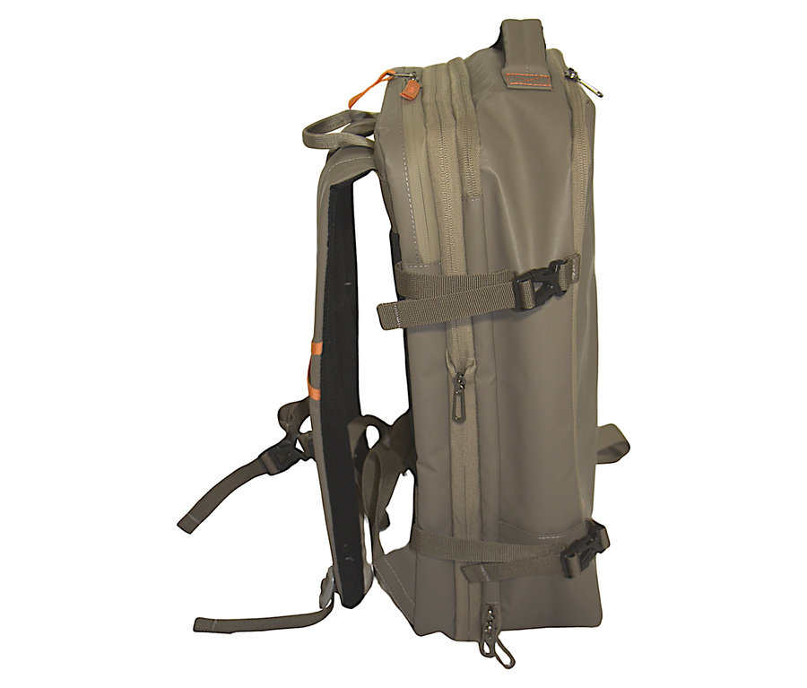 Nahaufnahme des Tambu Outdoor-Rucksacks »JATRI 30« in Khaki mit Reißverschlüssen und Schnallen.