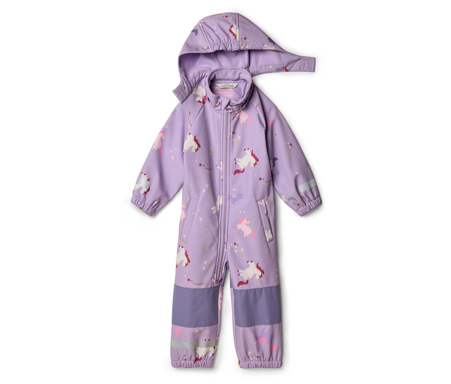 Lila Kinder-Overall mit Kapuze und Einhorn-Muster liegt auf weißem Grund.
