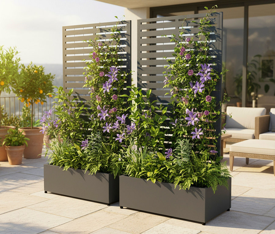 Zwei graue Pflanzkästen mit Spalieren, bewachsen mit grünen Pflanzen und lila Blüten, stehen auf einer Terrasse.