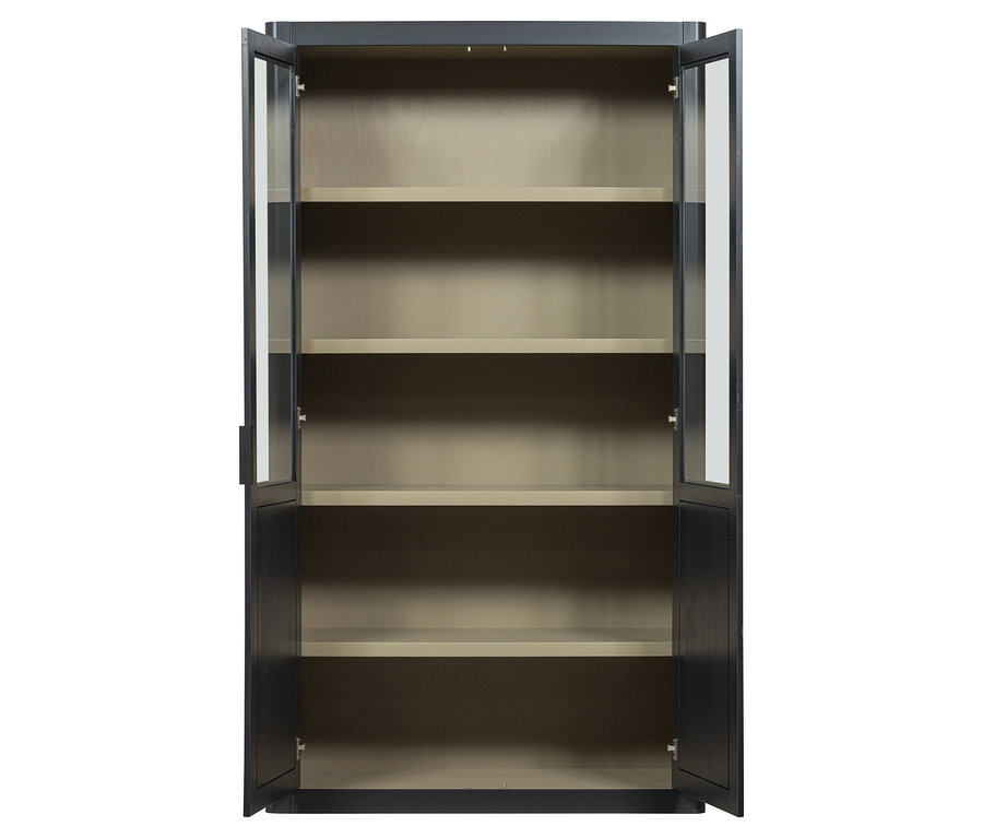 Ein schwarzer Schrank mit Glastüren steht offen und zeigt leere Regale.