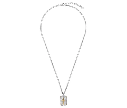 Nahaufnahme einer silbernen Halskette mit einem rechteckigen Anhänger, der ein goldenes Kreuz enthält.