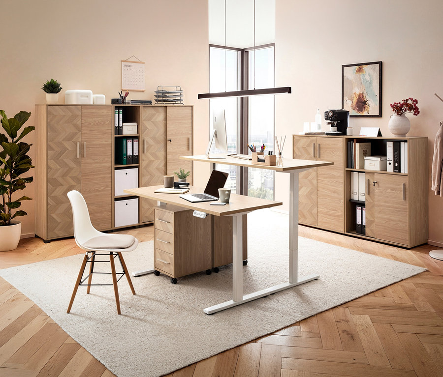 Büro mit höhenverstellbarem Schreibtisch und Rollcontainer »Piazza« in Mauve mit Fischgräten-Dekor unter dem Tisch.