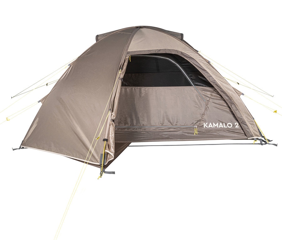 Das geöffnete Tambu »KAMALO 2« 2-Personen-Kuppelzelt in Braun ist mit gelben Spannseilen befestigt.