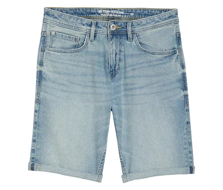 Helle Jeansshorts mit hochgekrempeltem Saum und Taschen vorne und hinten.