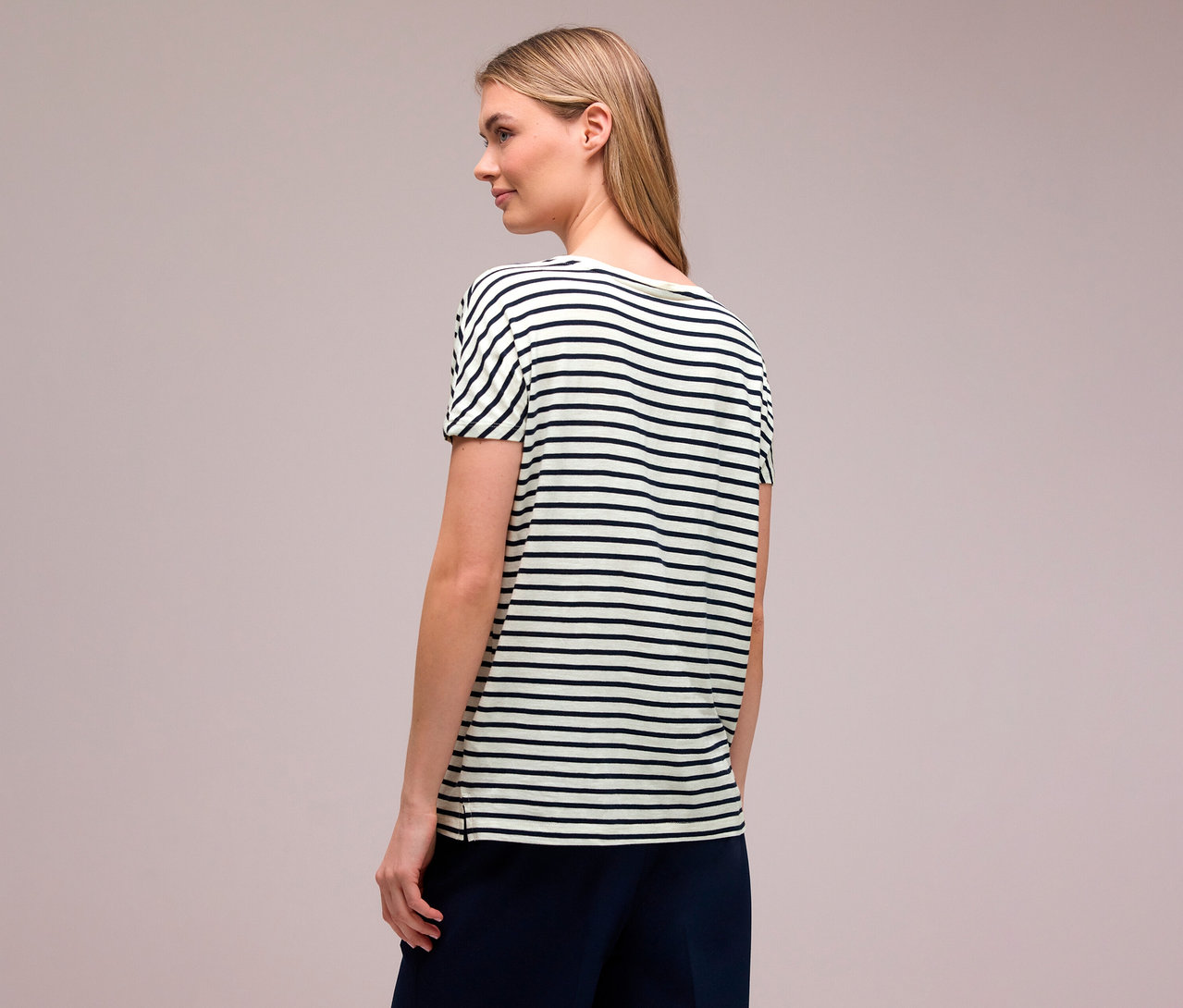 Frau von hinten, mit blonden Haaren, trägt ein navy-weißes Street One T-Shirt mit horizontalen Streifen.