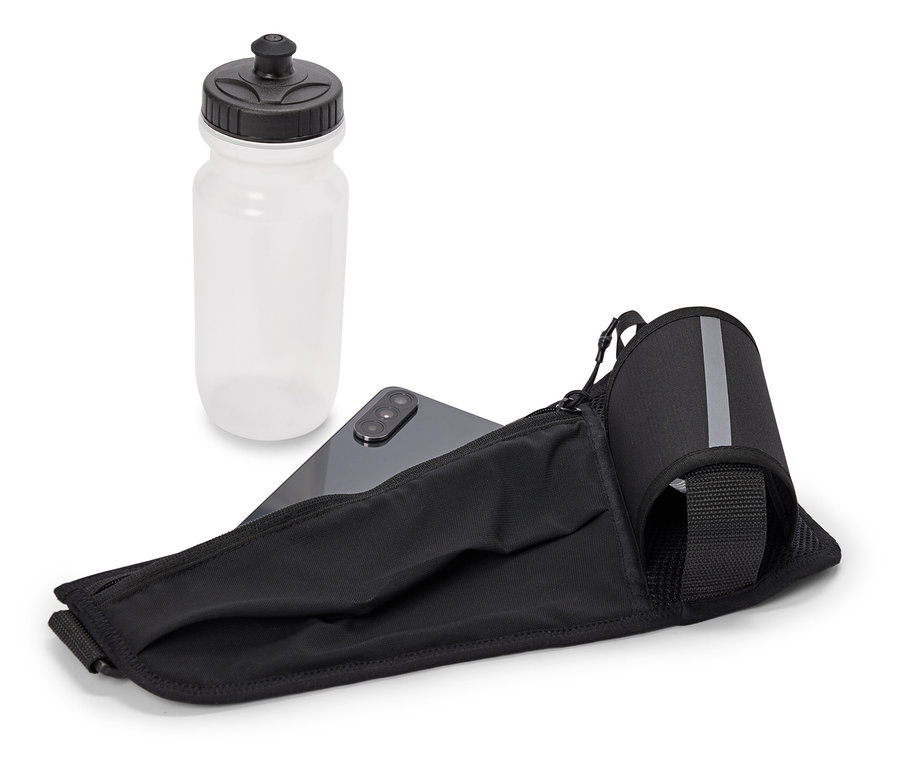Eine durchsichtige Wasserflasche und ein Smartphone liegen neben einer schwarzen Gürteltasche.