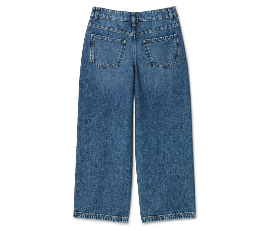 Rückansicht einer blauen Jeans mit weitem Bein und zwei Gesäßtaschen auf weißem Hintergrund.