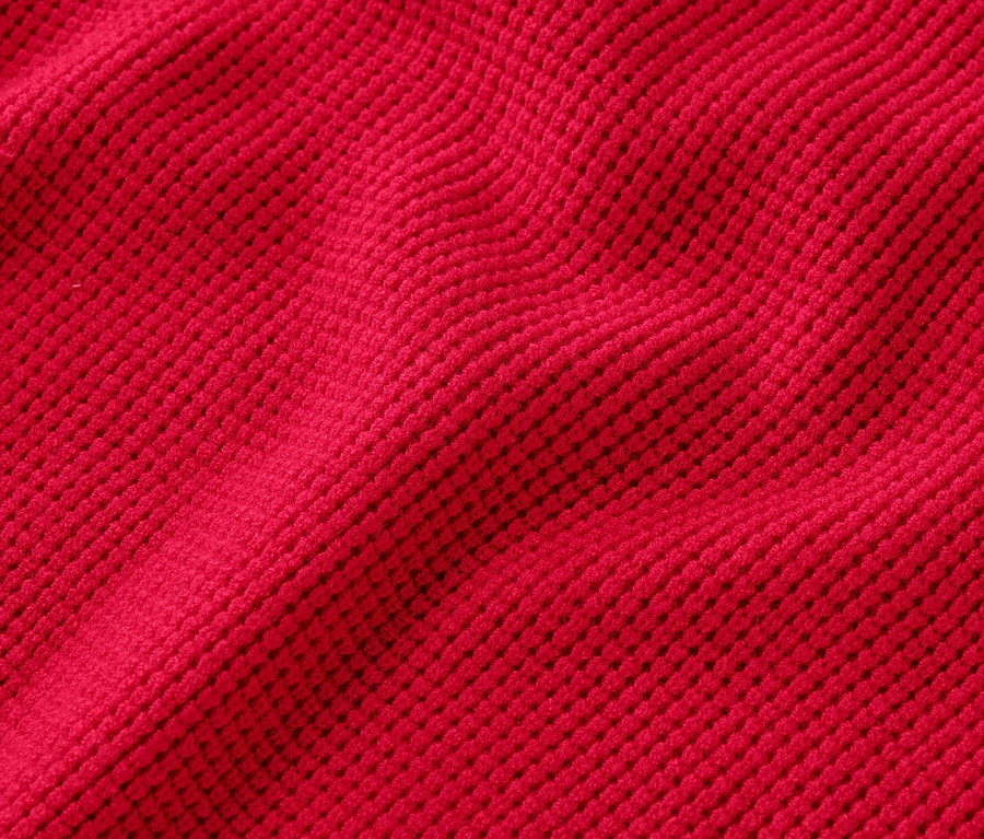 Nahaufnahme von rotem Stoff mit Waffelmuster.