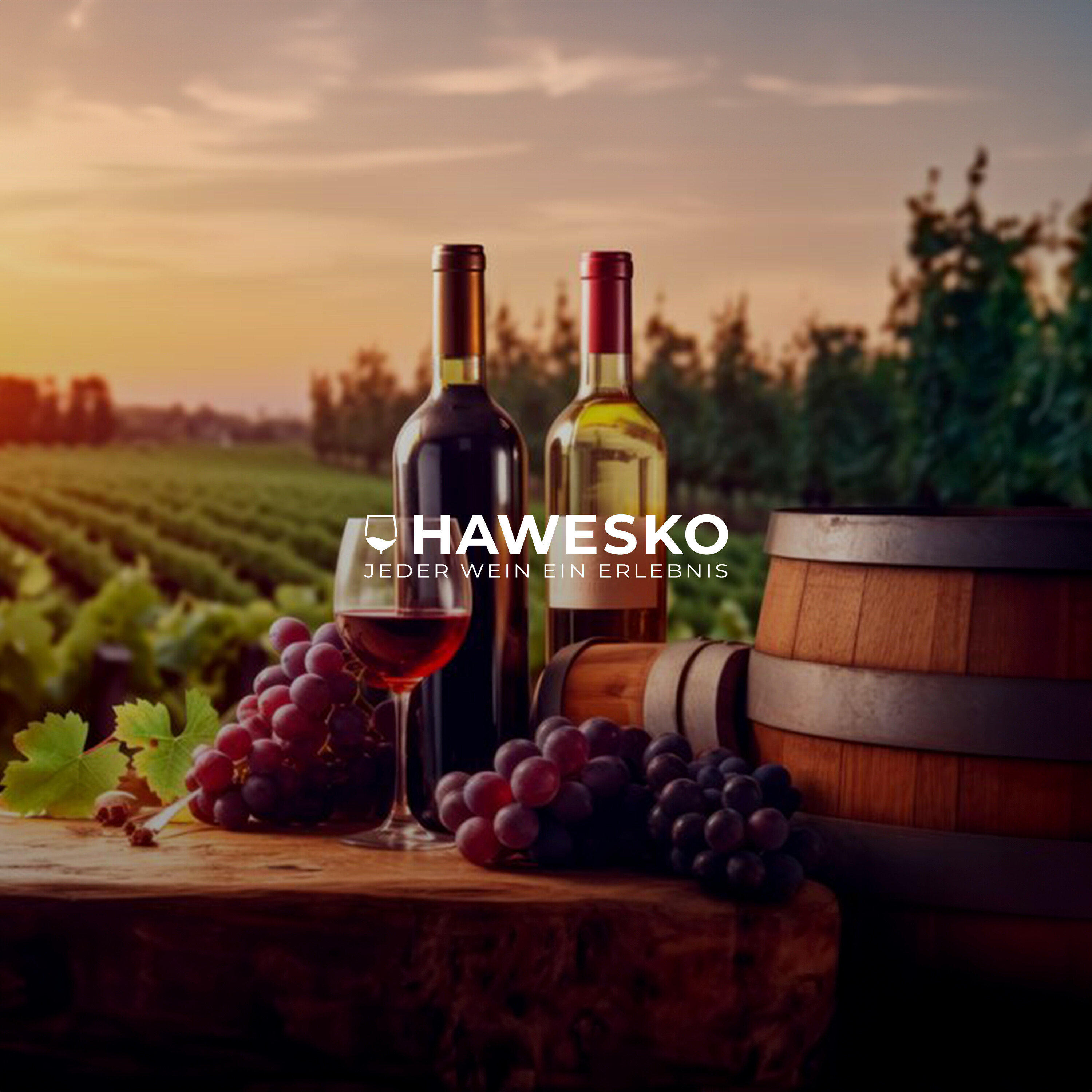 Stillleben mit Rotwein, Weißwein, Weinglas, Trauben und Weinfässern vor einem Weinberg bei Sonnenuntergang.